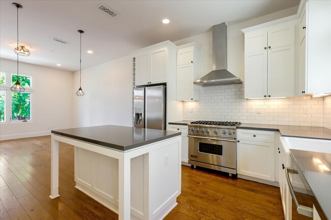 Building Photo - 3 Bedroom plus Office Luxury Townhouse