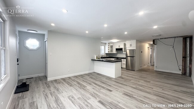 Building Photo - 42 Wenlock Cres