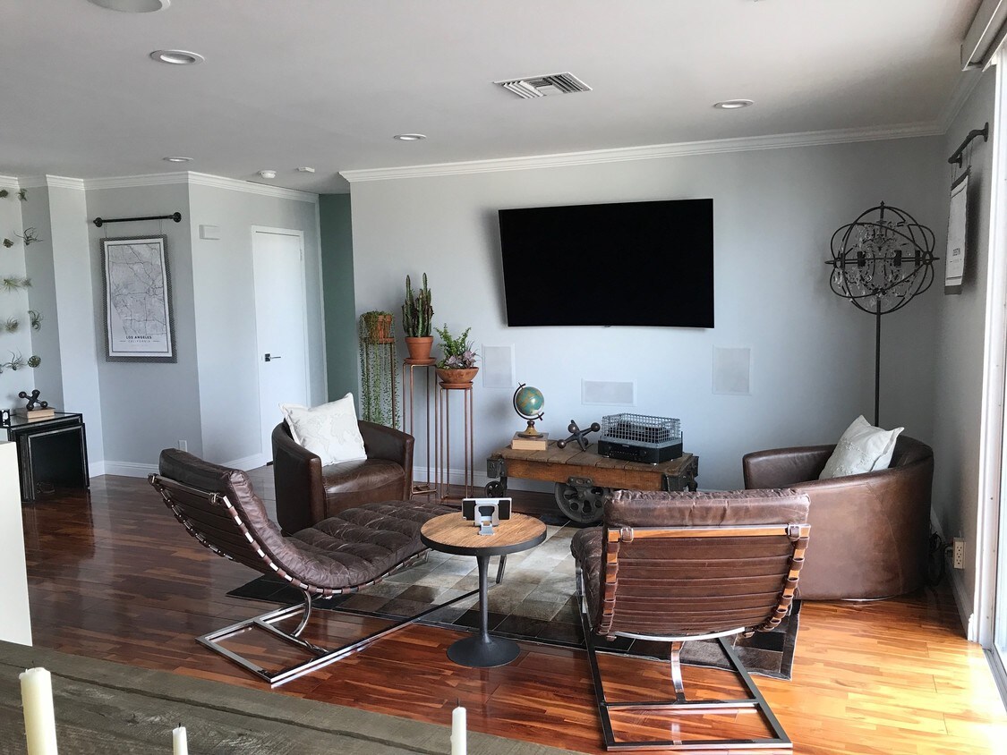 Living Room - 100 S Doheny Dr