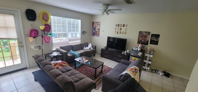 Foto del edificio - CLOSE TO CAMPUS 3/3 w/ Washer/Dryer, Stainless Appliances, Lawn Maintenance Included, & More! $18...