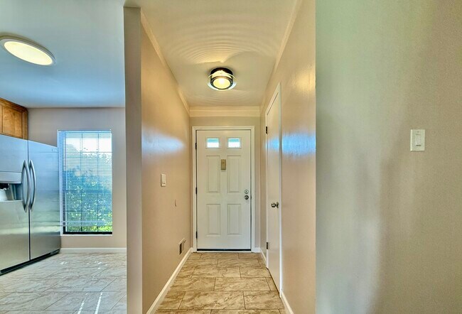 Building Photo - 250 Bromley Pl