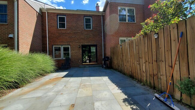Building Photo - Fabulous 3BR/3.5BA Potomac Townhome, in Inverness Knolls!!