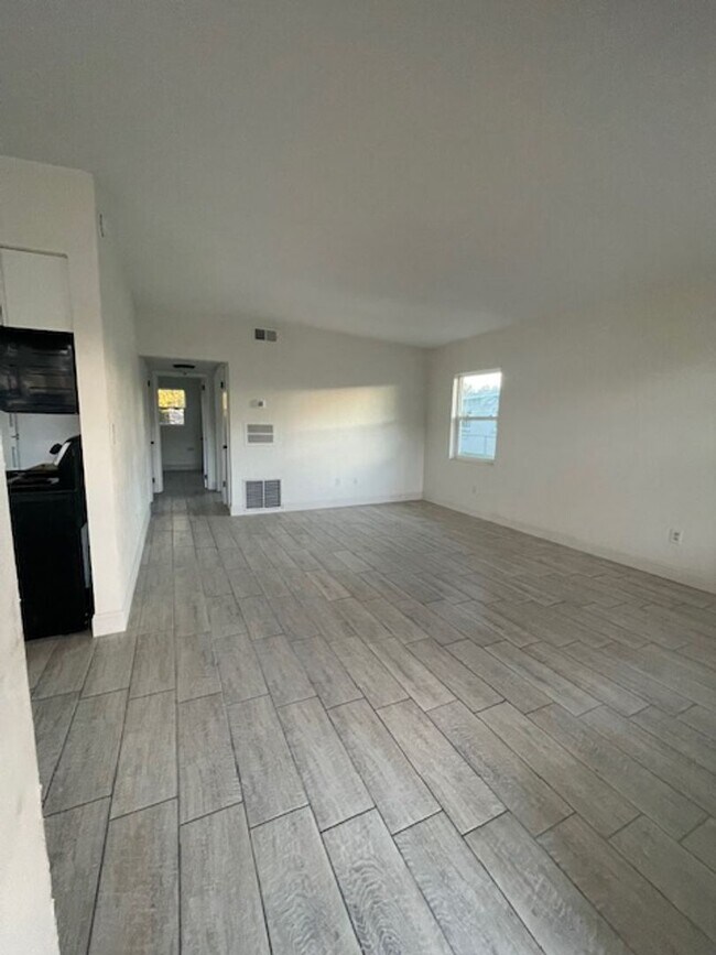Foto del edificio - 2 Bed 1 Bath Home | Pet Friendly | Washer Dryer Hook Ups | Section 8 Welcome