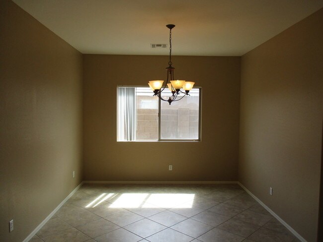Building Photo - Large Home in Shamrock Estates!