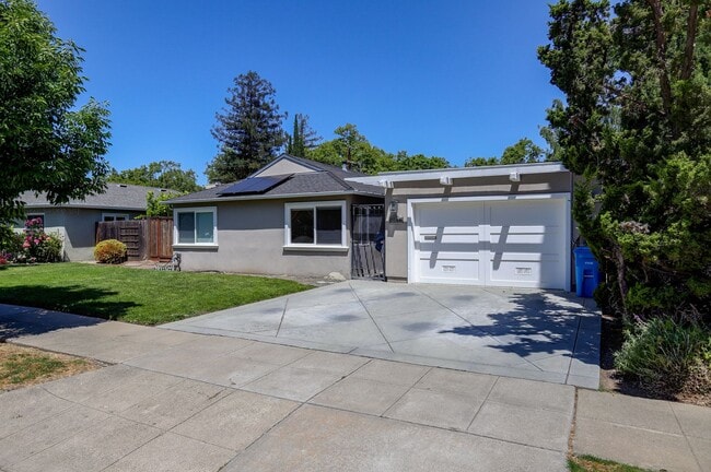 Building Photo - 4 Bed / 2 Bath Updated Redwood City Home w...