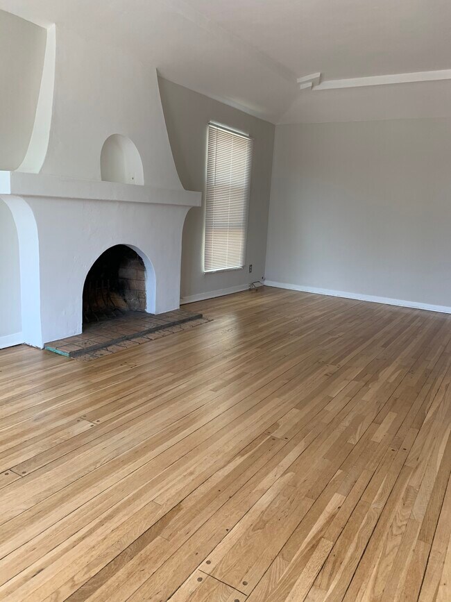 Building Photo - 449 N Hayworth Ave