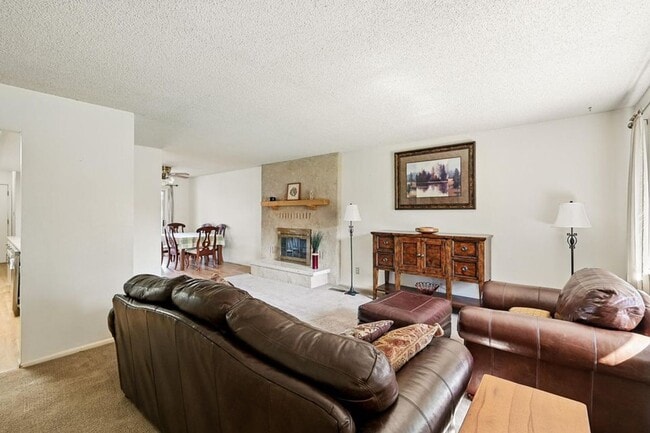 Building Photo - Charming Townhome