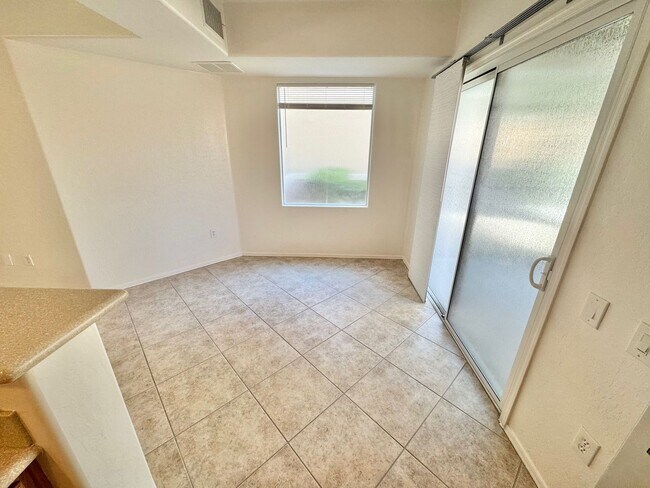 Foto del edificio - Charming 1 bedroom, 1 bathroom condo near Summerlin in desirable West Las Vegas