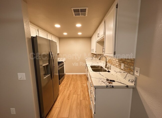 Building Photo - 1380 W 48th St