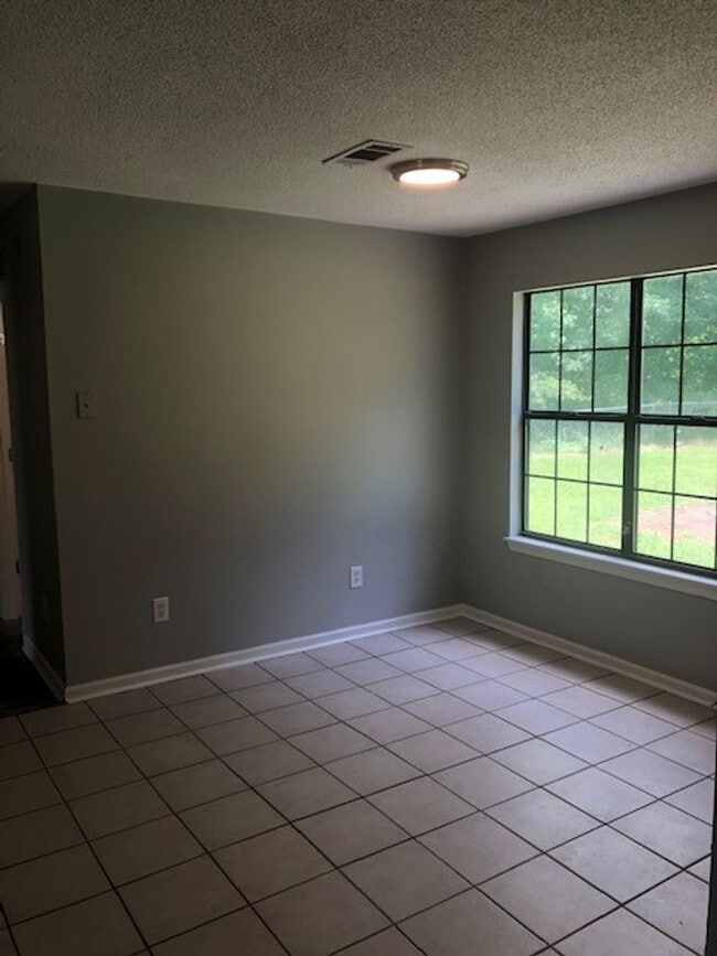 Building Photo - Renovated 4 Bedroom 2 Bath Home for Rent!!