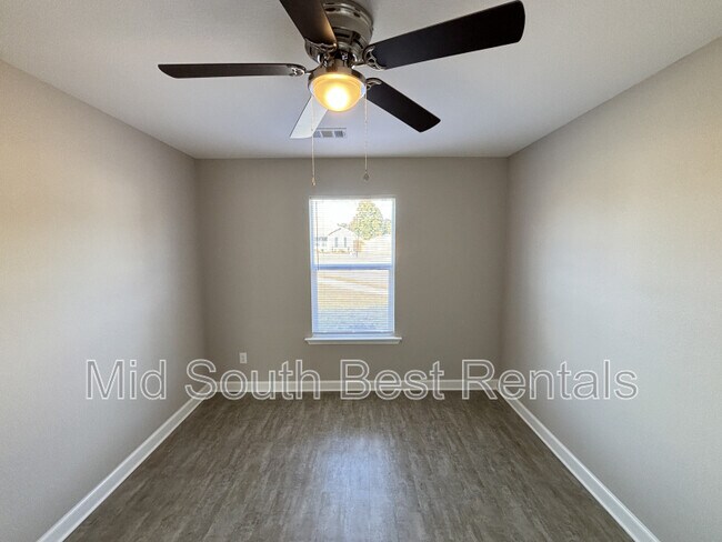 Building Photo - 300 Magnolia Ct