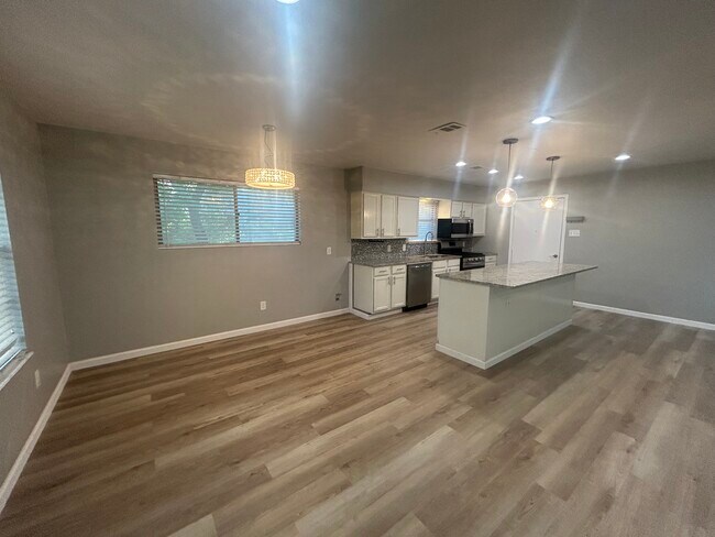 Foto del edificio - 5249 Dazzle Dr