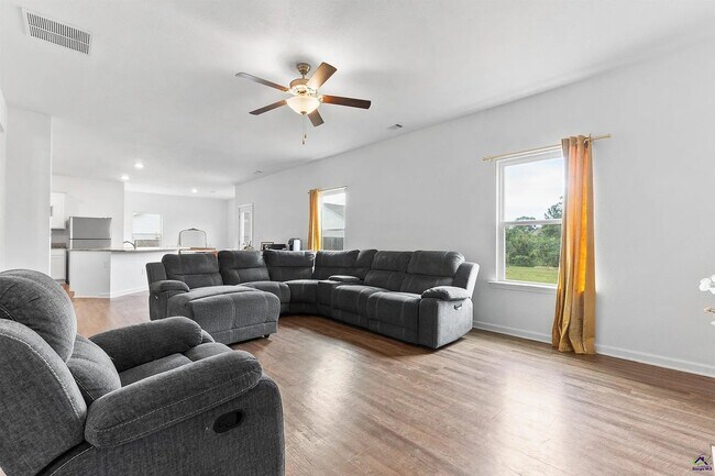 Foto del edificio - 3335 Bridgewood Dr