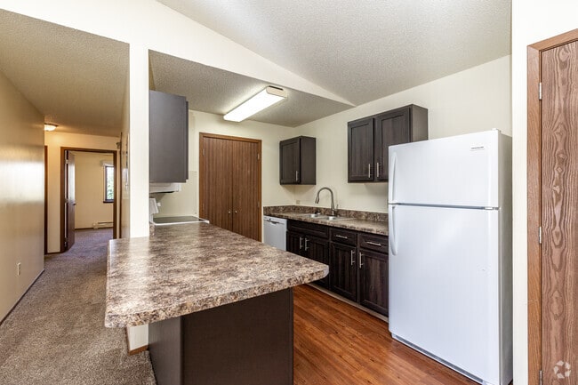 3BR, 2BA - 950 SF - Sun Prairie & Vista Court