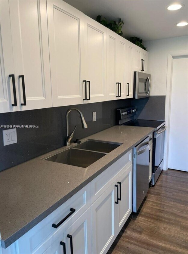 Foto principal - 4164 Inverrary Dr