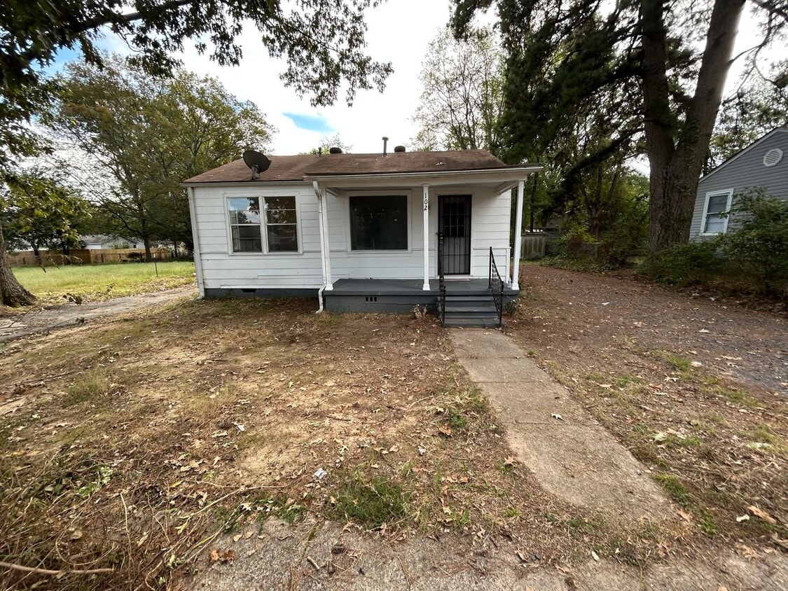 Primary Photo - 3 Bedroom home central air and heat