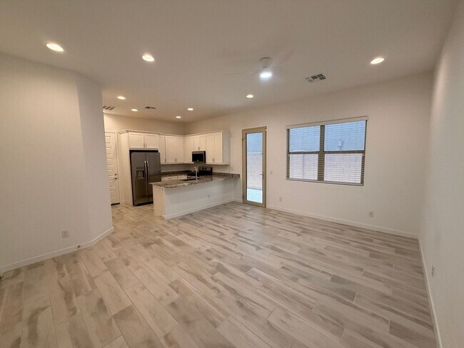 Building Photo - 20119 W Pinchot Dr