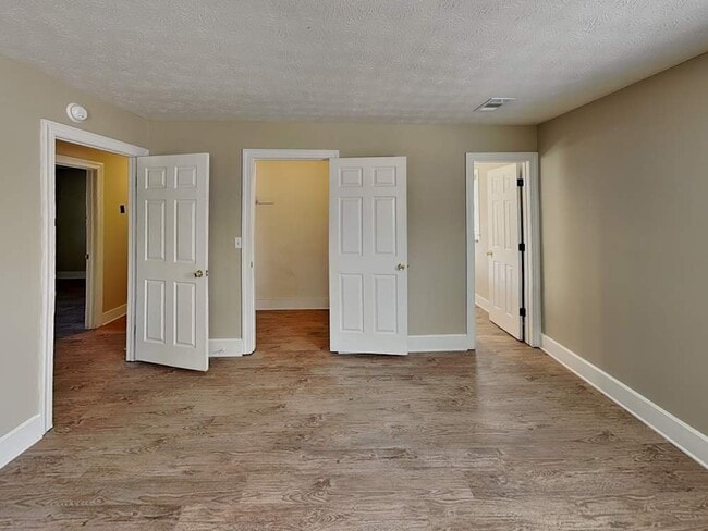 Foto del edificio - 1694 Webb Gin House Rd