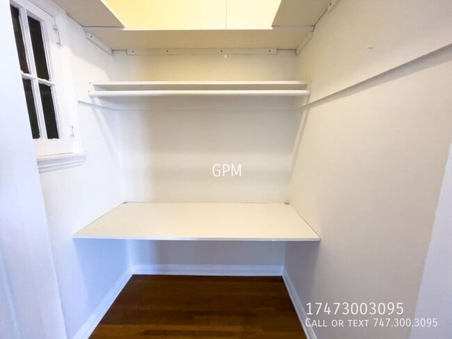 Foto del edificio - 5353 1/2 La Cresta Ct-