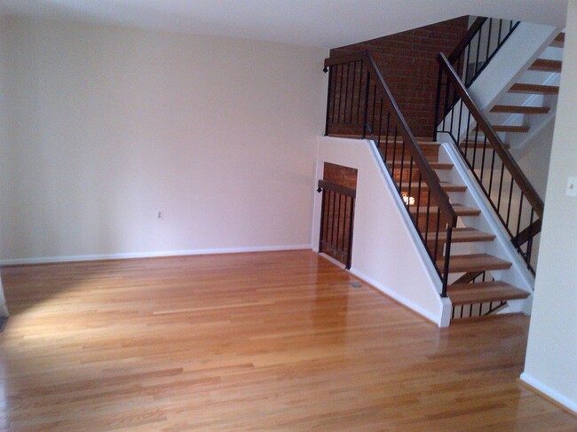 Building Photo - 725 Twin Holly Ln