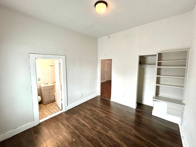 Building Photo - AVAILABLE NOW! 2 Bedroom /2 Bath Unit Avai...