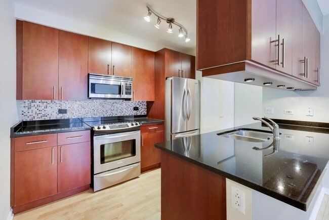 Building Photo - 1720 Oak Ave