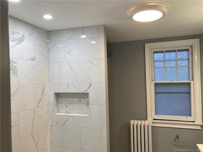 Building Photo - 18 Maplewood Ave