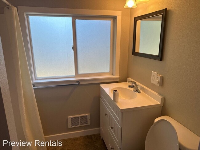 Building Photo - 5 br, 2 bath House - 748 North Burlington ...