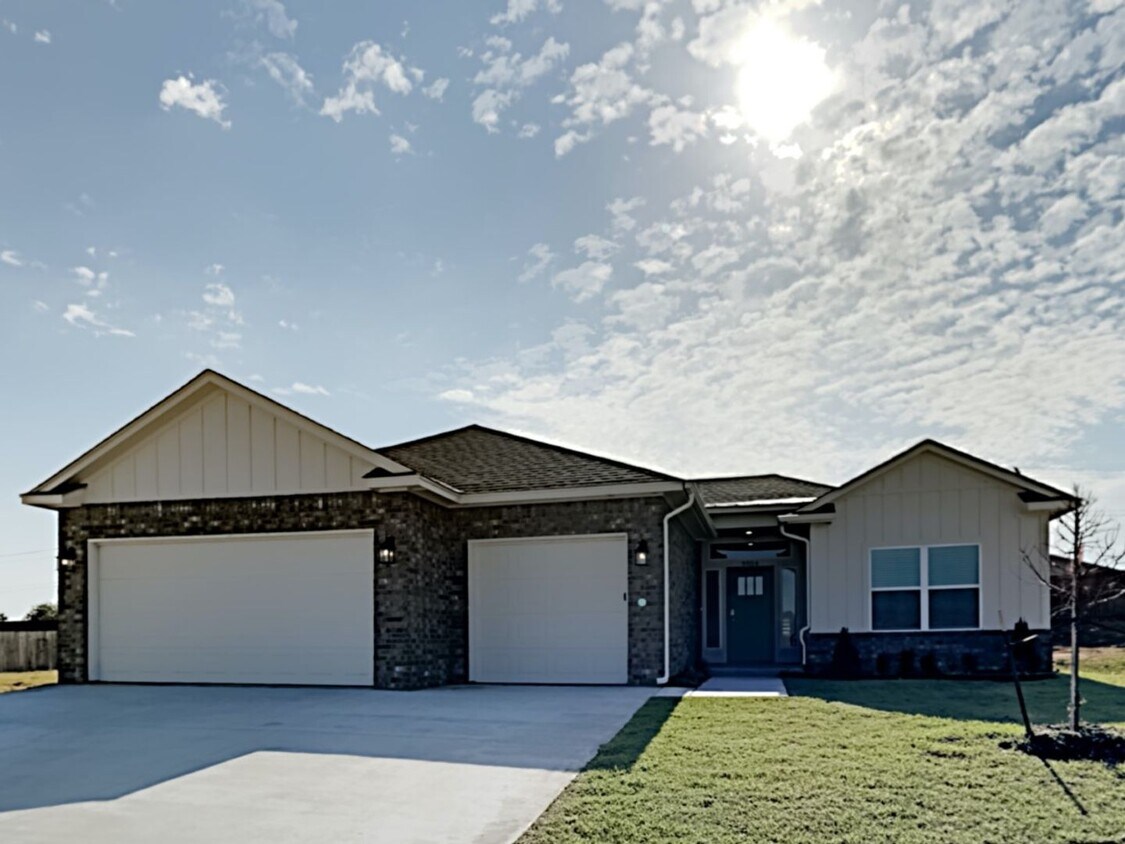 Primary Photo - A Nice 3 Bedroom 2.5 Bathroom Custom Home ...