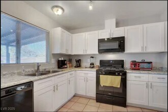 Building Photo - 3138 Belvedere Dr