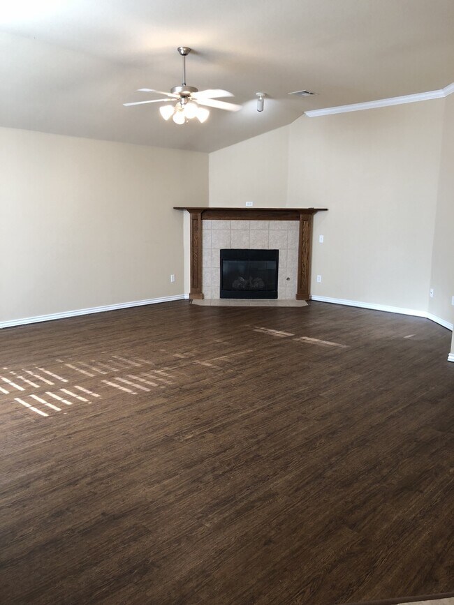 Foto del edificio - Two Living Areas!!! Spacious Three Bedroom Home in the Woodcreek Addition... Minutes from Campus,...