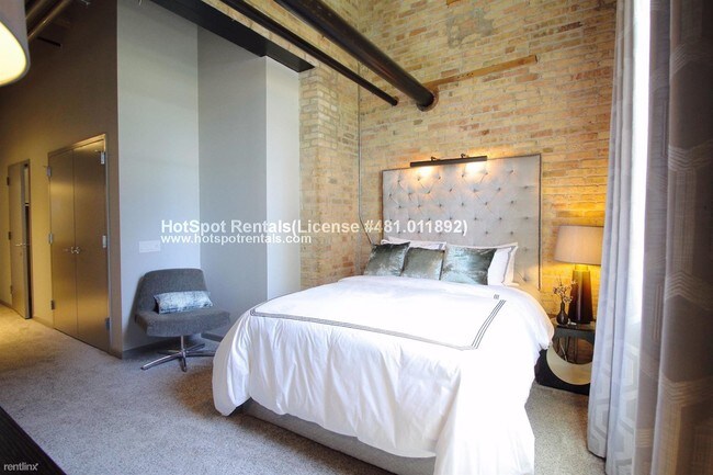 Building Photo - 3048 N Wilton Ave