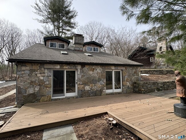 Building Photo - 40 Looking Glass Hill Rd