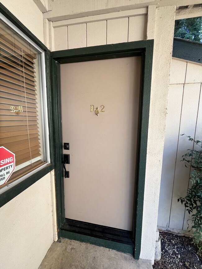 Building Photo - Downstairs 2 bedroom unit with parking and...