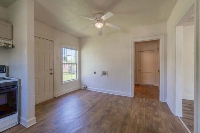 Foto del edificio - Cute two bedroom one bath (850 sf) home wi...