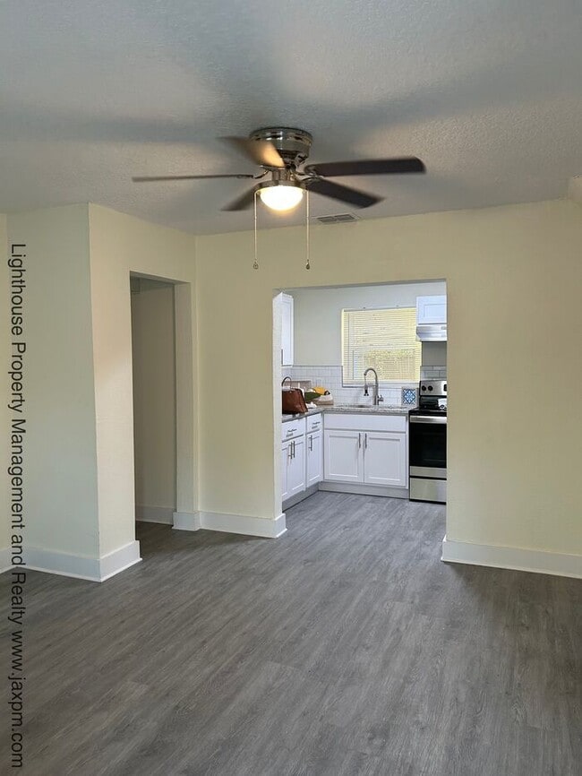 Building Photo - Beautiful 5 Bedroom Home With Modern Updates Throughout