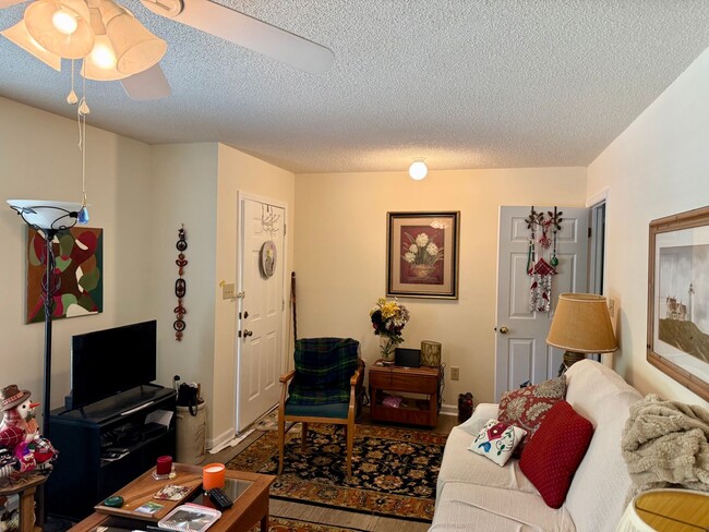 Foto del edificio - Charming 2-bedroom, 1-bathroom Brick Home Available July 2026