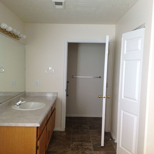 Building Photo - 3 bedroom 2bathroom in St. George , Utah