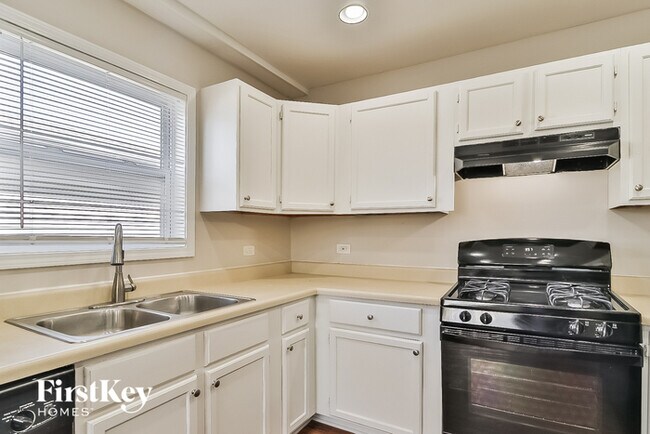 Building Photo - 121 Highmoor Dr