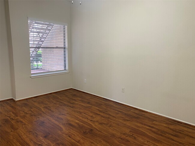 Foto del edificio - 2710 Grants Lake Blvd