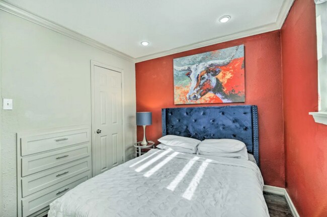 Photo - 2211 Blodgett St Apartment