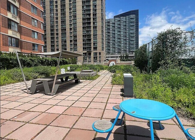 Foto del edificio - 4-74-74 48th Ave