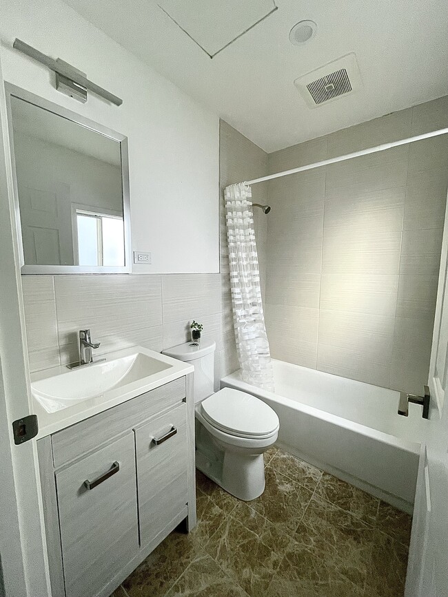 Private bathroom - 732 16th Ave