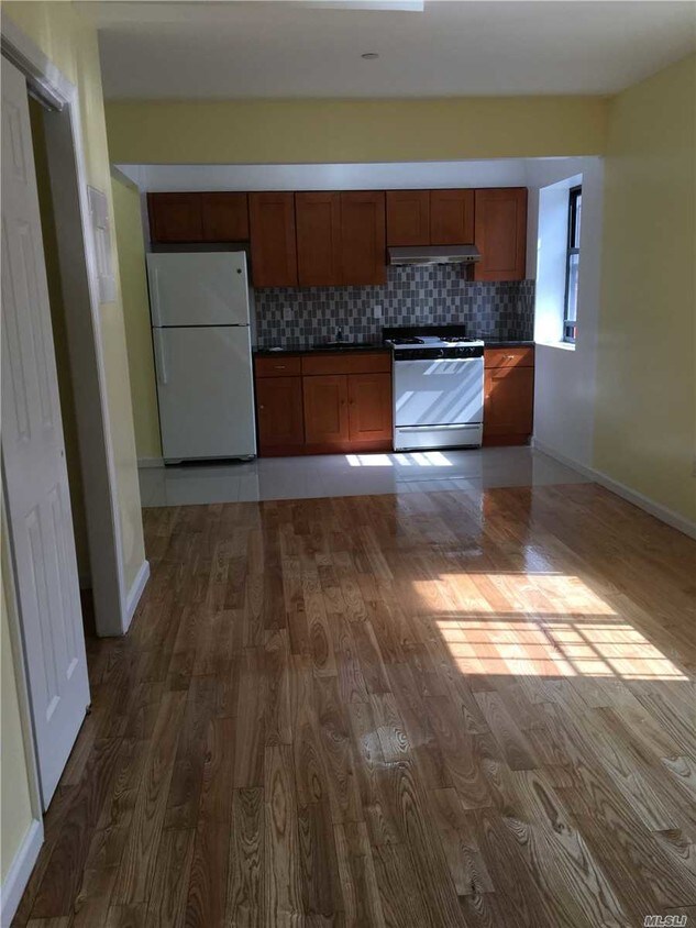 Foto principal - 107-18 37th Dr