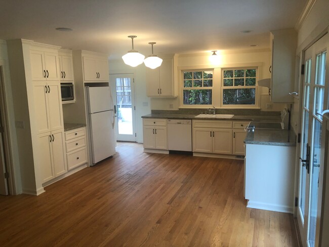 Open kitchen with granite counters - 820 Vista Dr