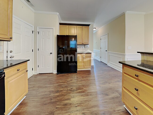 Building Photo - 483 Quick Silver Dr