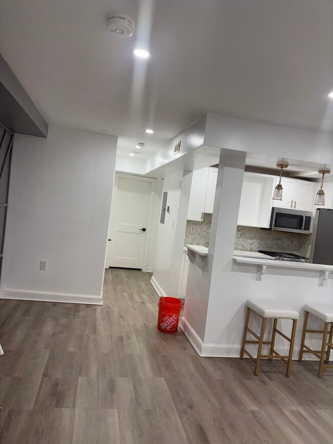 Building Photo - 4411 1st Pl NE