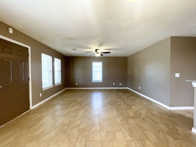Building Photo - Stunning Spacious Home Boasting With Style!