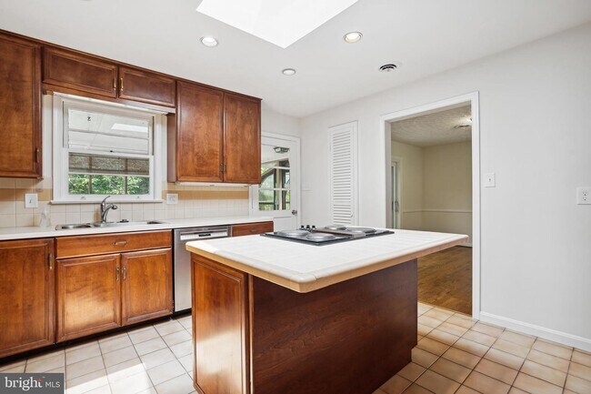 Building Photo - 5617 Clermont Dr