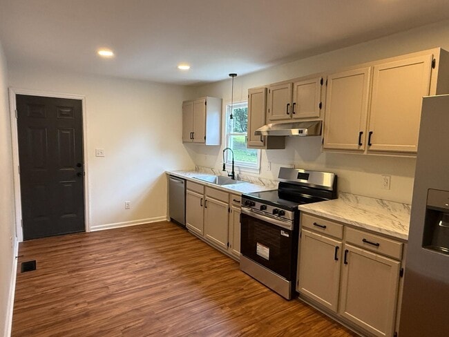 Building Photo - 411 Doak St